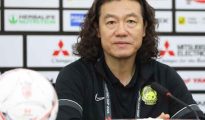 Huấn luyện viên Kim Pan Gon chia sẻ với phóng viên AFF Cup 2022